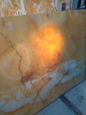 Фото 14. Оникс - это натуральный камень с плотными, способными пропускать свет зернами