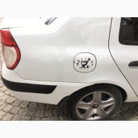 Наклейка на авто на крышку бака авто Черная, Белая светоотражающий эффект
