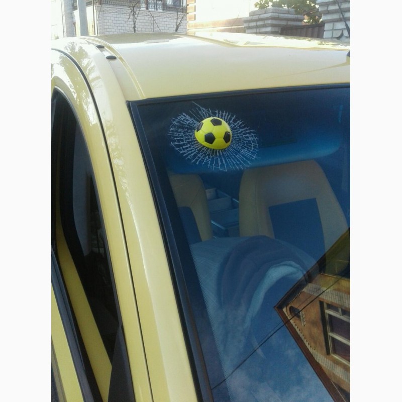 Фото 2. Наклейка на авто Мяч футбольный желтый в окне авто наклейка прикол