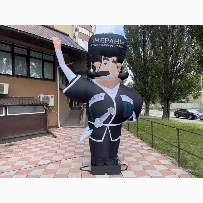 Фото 6. Зовнішня реклама ресторану Надувний чоловічок грузин