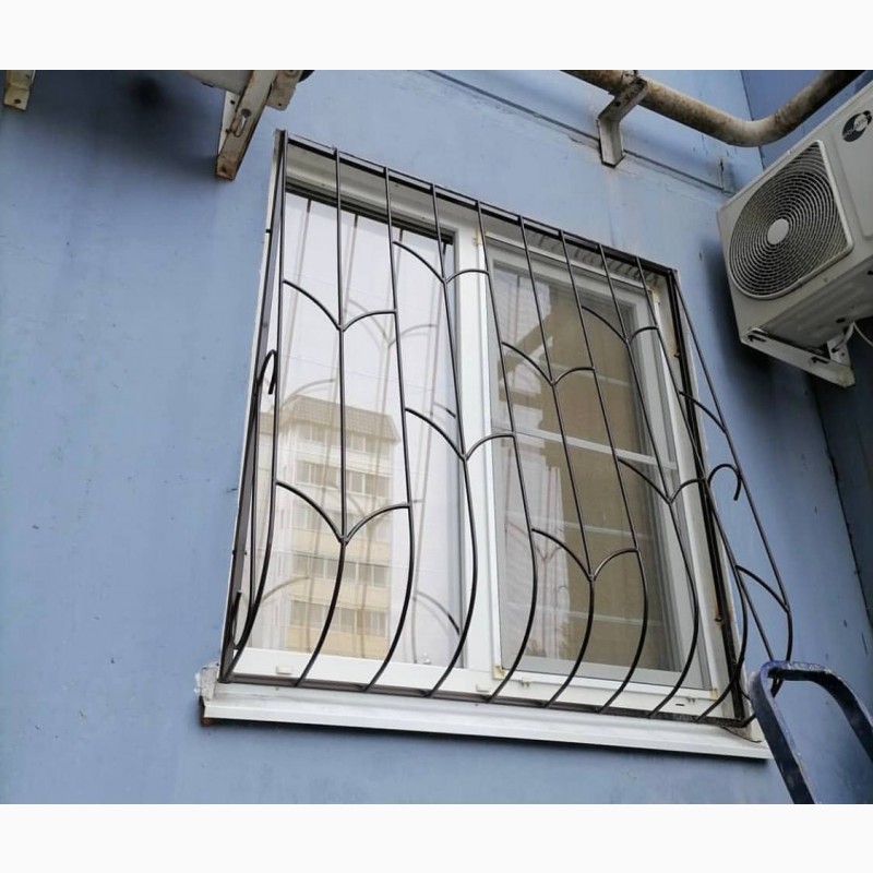 Фото 3. Двери входные бронированные, тамбурные перегородки, межэтажные кладовки, решетки на окна