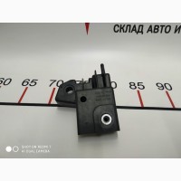 Крепление переднего бампера левое внутренее Tesla model S 1055537-00-A 1055