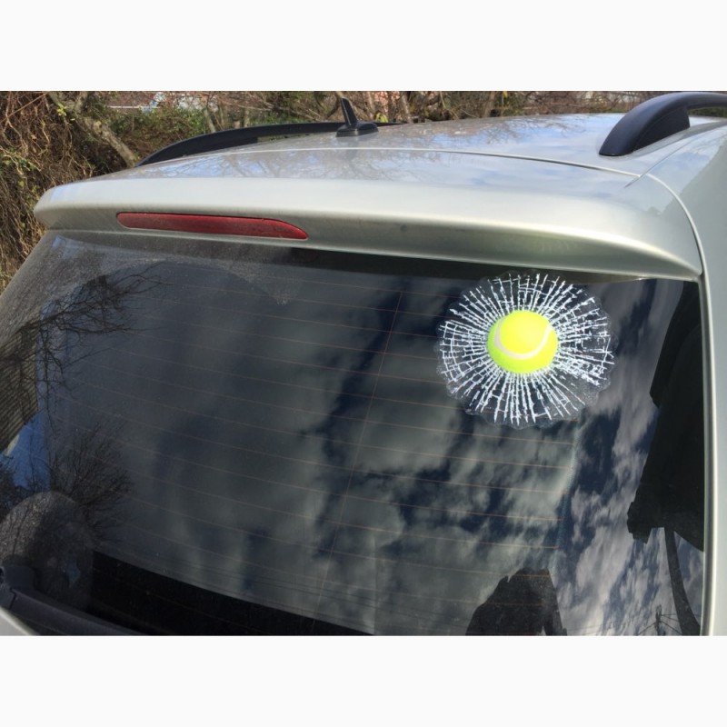 Фото 2. Наклейка на авто Мячик в стекле авто прикол
