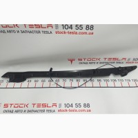Накладка двери крышки багажника правая (под датчик прижатия) Tesla model X