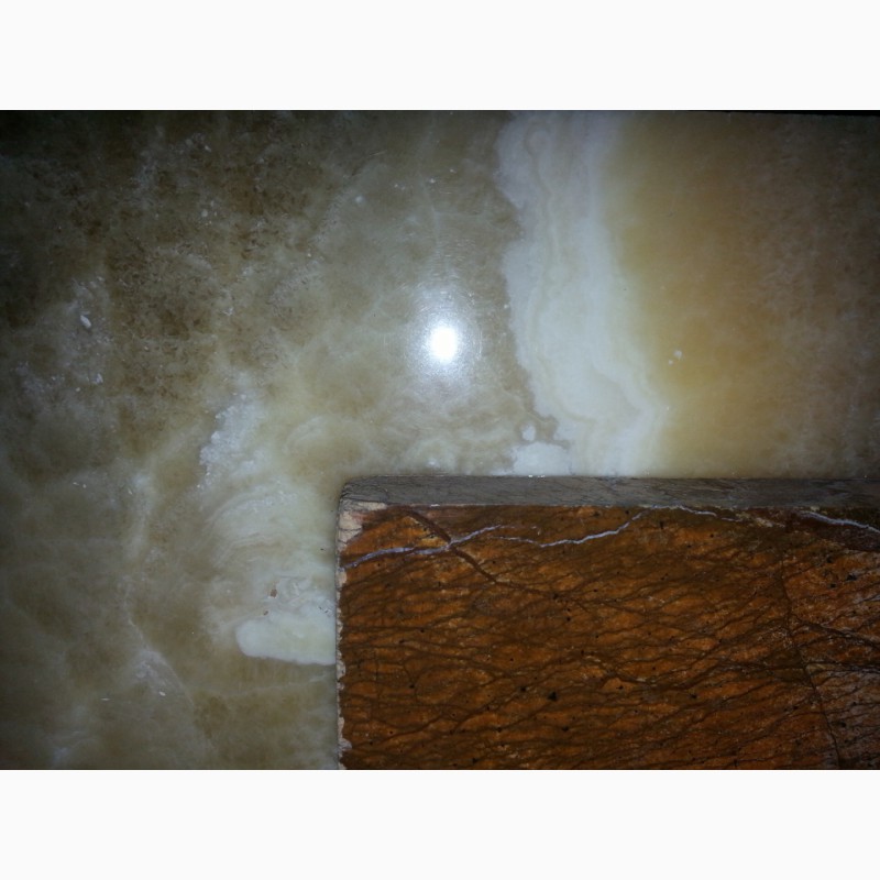 Фото 12. Мрамор состоит из кальцита (карбоната кальция) с примесями других минералов