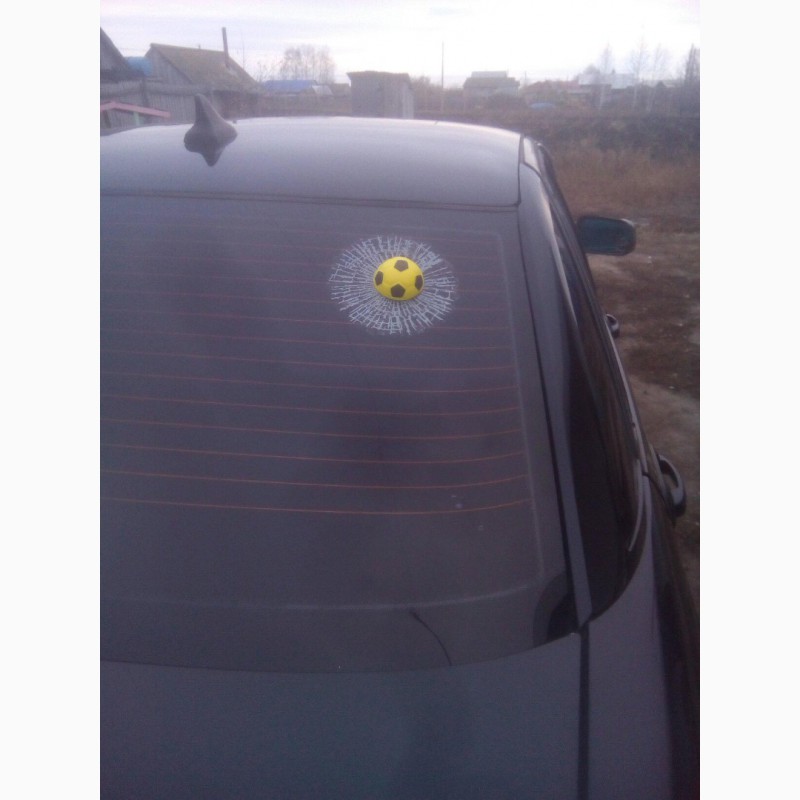 Фото 3. Наклейка на авто Мячик в окне авто жёлтый футбольный наклейка прикол