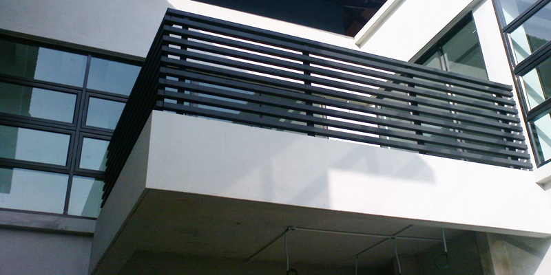 Фото 3. Балконы и балконные ограждения из черного металла